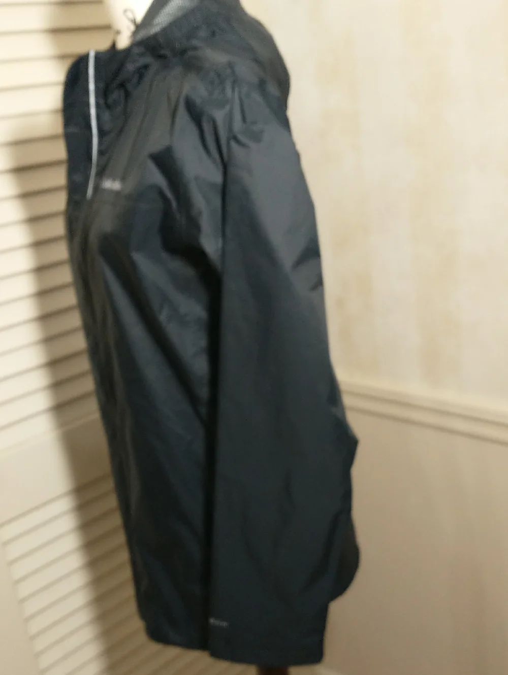 LIKE NEW Columbia Watertight Omnitech Black Rain Jacket, Kids Size 18-20 XL